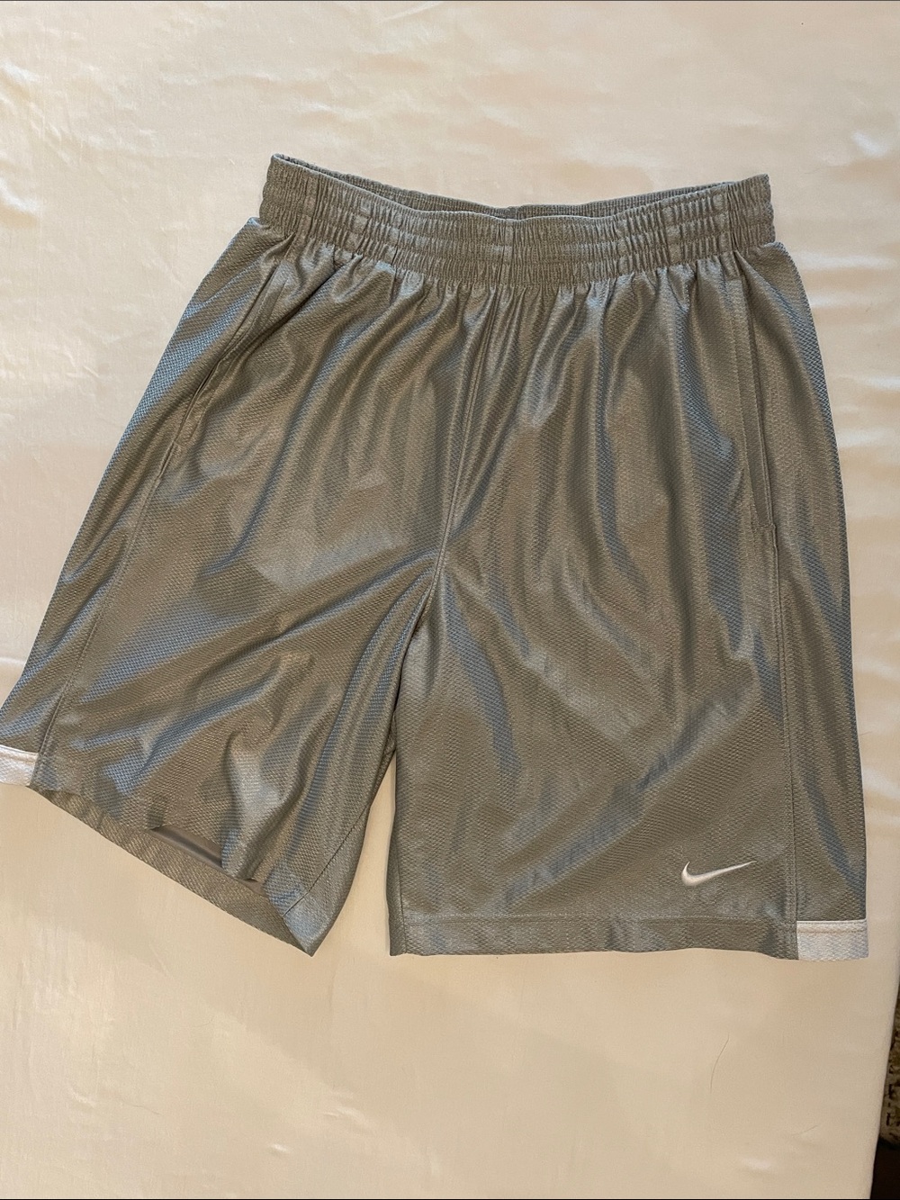 Nike Men's Gray Athletic Basketball Shorts with Swoosh Sz Large